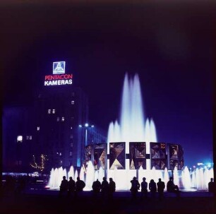 Nachtfotografie vom Fontänenbrunnen am Strausberger Platz. Farbfoto, 07.10.1969 © Kurt Schwarz.
