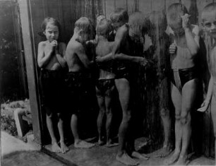 Wien. In einem Kinderfreibad. Jungen unter der Brause