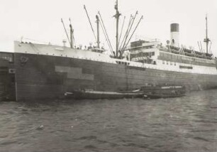 Hafen. Frachtschiff "Cap Verde" vor Anker