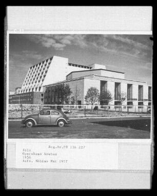 Köln, Neubau des Opernhauses, Ansicht während der Bauzeit mit VW-Käfer
