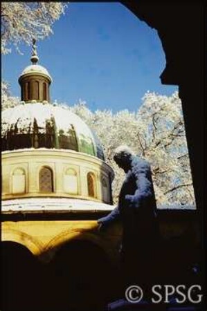 Potsdam, Park Sanssouci, Schloss Marly, Segnender Christus, im Hintergrund das Kaiser-Friedrich-Mausoleum.