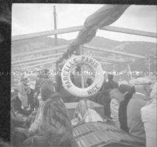 Passagiere an Deck eines Segelschiffs, Rettungsring mit der Aufschrift "Marcelle-Paris-Nice", Nizza