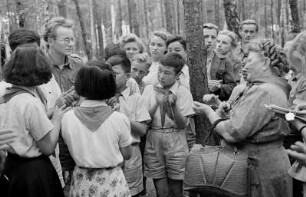 Pionierrepublik "Ernst Thälmann" in Wuhlheide : Rosa Thälmann mit Pionieren