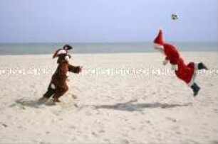 Osterhase und Weihnachtsmann spielen am Strand Fußball (Prämiertes Foto Sonderthema: Fußball-Fieber)