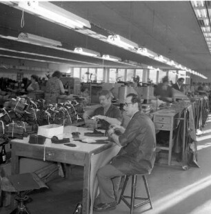 Roßwein, Bahndammstraße. VEB terra-Schuhfabrik. Produktionsablauf. Blick in einen Produktionsraum