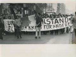 Studentendemonstration und Kundgebung auf dem Hohenstaufenplatz in West-Berlin gegen die amerikanische Vietnampolitik