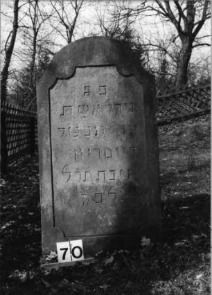 Grabstein 70 (Index: 100080749) Material: Sandstein Zustand: leicht verwittert Maße HxBxT: 107x57x14 cm Beschreibung: Stele, Rundbogenabschluß: Grabstein 70