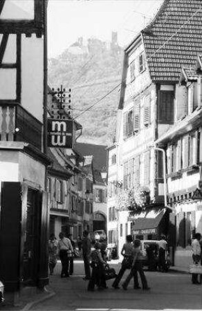 Rappoltsweiler, Ribeauvillé: Grand Rue mit Fachwerkhaus vom Metzgerturm und Burgen