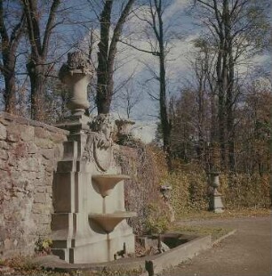 Lichtenwalde. Schloßpark (1730/1737), Neues Stück, Sandsteinvasen und Brunnen am Treppenaufgang zur großen Allee