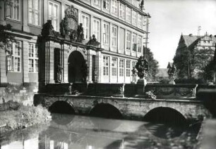 Wolfenbüttel, Residenzschloss : Wolfenbüttel. Herzogliches Residenzschloss. Schlossbrücke und Portal