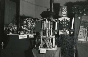 Roßwein. Weihnachtsausstellung. Karussells (Leihgabe Herold) und Pyramide (Leihgabe des Heimatmuseums, Geschenk Mandrich)