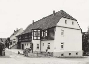 Wohnhaus (ehem. Wirtschaftsgebäude des Schlosses) : Wohnhäuser (1906). Ehem. Wirtschaftsgebäude des Schlosses