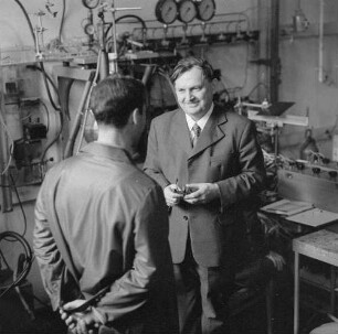 Dresden-Räcknitz, Haeckelstraße 20. Institut für Tieftemperaturphysik der Deutschen Akademie der Wissenschaften zu Berlin. Direktor Prof. Dr. Ludwig Bewilogua und ein Mitarbeiter im Labor