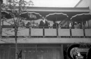 Freiburg: auf dem Balkon des Colombi Hotels; König, Oberbürgermeister, Schröder, Ernst; im Gegenlicht