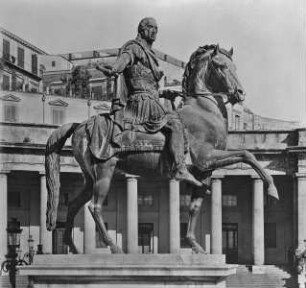 Reiterstandbilder der Bourbonen Karl III. und Ferdinand I. — Reiterstandbild Karls III. von Bourbon