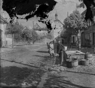 Heldburg : Heldburg. Stadtstraße mit Frauen am Brunnen und Stadttor innerhalb der alten Stadtbefestigung