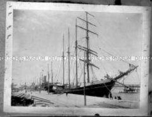 Glasnegativ von einem Segelschiff im Hafen von "Tsingtau"