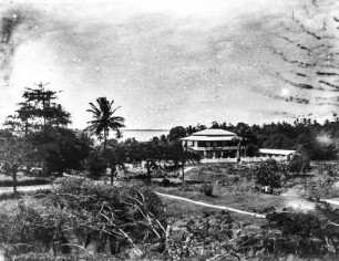 Villa mit Garten : Blick auf eine Villa mit Gartenanlage, vermutlich an der Küste von Daressalam