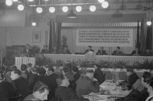 Podium und Auditorium einer LPG-Tagung