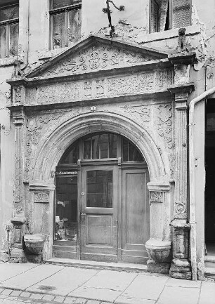 Detail: Rundbogenportal
