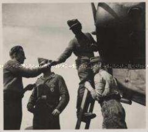 Wehrmachtssoldaten, Zündkerzenwechsel bei der Junkers Ju 52