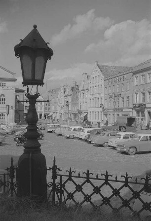 Wismar. Marktplatz, Blick von der Wasserkunst Richtung Norden