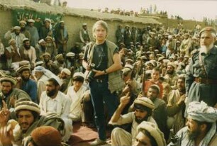 Uwe Gerig bei Mudschahedinkämpfern : Uwe Gerig inmitten von afghanischen Mudschahedinkämpfern in einem Ausbildungslager in Pakistan, aufgenommen 1987