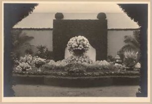 Fotoalbum: Ausstellungsgarten Jubiläums-Gartenbau-Ausstellung 1926, Dresden: Blumenarrangement in einer Ausstellungshalle