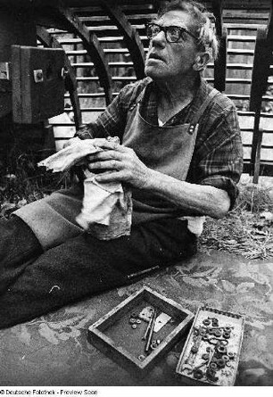 Erich Borchert, Vater des Fotografen Christian Borchert, beim Bootsbau