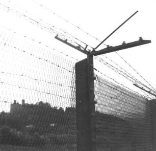 Grenzsicherungsanlage der DDR. Elektrozaun im sog. "Antifaschistischen Schutzwall". Blick zur Ruine der Burg Hanstein /Eichsfeld (Befehlszentrum der DDR-Grenztruppen)