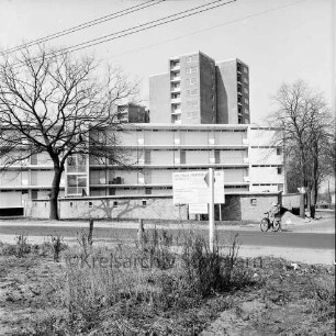 Segeberger Chaussee: Wohngebäude bei der Einmündung des Glashütter Damms, dahinter Wohnhochhäuser des Ebereschenweges: Blick Richtung Norden