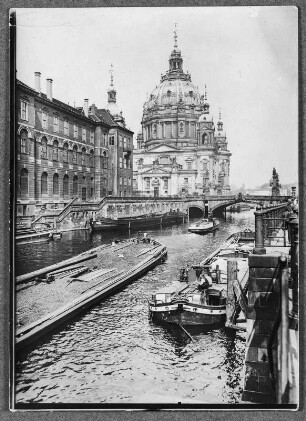 In Berlin am Dom : Berlin, Spree mit Schleppzug. Blick gegen Schoss und Dom