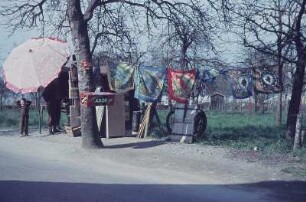 Bodensee. Verkaufsstand mit bunten Tüchern