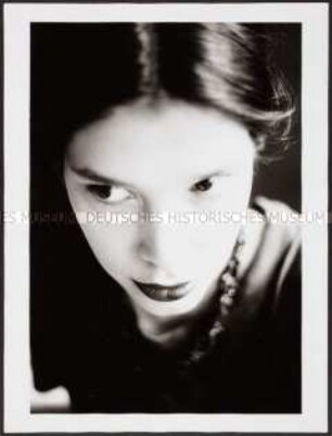 Porträt einer jungen Frau mit Lippenstift und Kette (Altersgruppe 18-21)