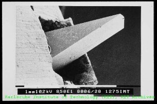 Rasterelektronenmikroskop (REM)-Aufnahme einer Mikropyramide im Institut für Mikrostrukturtechnik (IMT)