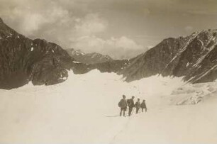 Österreich. Ötztaler Alpen. Bergsteiger am Mittelbergjoch
