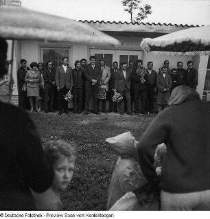 Dresden-Johannstadt, Dürerstraße 50, Serie: Kindergärten und -krippen, Kindergarten. Außenanlage mit Bungalow und Kindergruppe