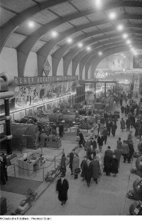 Blick von oben auf die Ausstellungsfläche des Volkseigenen Elektro-Maschinenbaus (VEM)