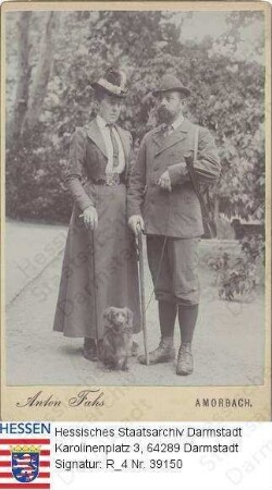Emich Fürst zu Leiningen (1866-1939) / Porträt mit Ehefrau Feodora Fürstin zu Leiningen geb. Prinzessin v. Hohenlohe-Langenburg (1866-1932), mit Gewehr, Stock und Dackel, stehend, Ganzfigur