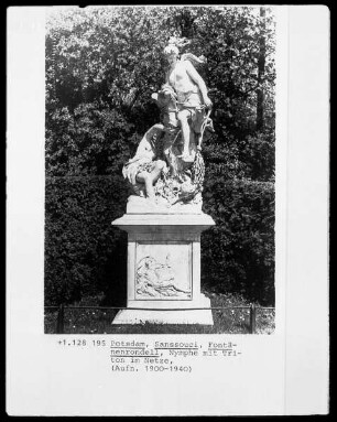 Nymphe mit Triton im Netze