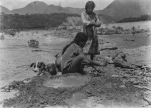 Frauen der Chriguano : Frauen der Chiriguano reinigen das trübe Wasser des Rio Pilcomayo mit Pflanzensäften.