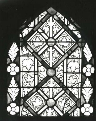 Ornamentscheibe aus Bad Doberan, ehemalige Zisterzienser-Klosterkirche. Glasmalerei, um 1270/1280. Schwerin: Staatliches Museum 6030. Ausstellung "Mittelalterliche Glasmalerei in der DDR", Erfurt 1989/1990. Kat. Nr. 16