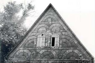 Wohngebäude in Ebendörfel, Detail : Bauwesen - Wohnung, Exterieur. Ort: Bělšecy / Ebendörfel. Giebel mit Schiefer am Haus Nr. 8.