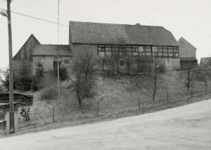 Medingen, Dreiseithof : Medingen (Kreis Kamenz), ehemaliger Dreiseithof, Dorfstraße 34/Ecke Amseltal, 18. Jahrhundert, um 1850, Straßenansicht
