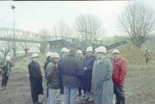 v Personengruppe, h Hochbrücke, von SW
