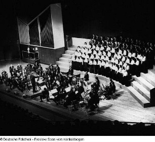 Neuer Chor Dresden, Kinder- und Jugendchor sowie Knabenchor Dresden unter Chorleiter Manfred Winter. Konzert mit dem Staatlichen Sinfonieorchester Pirna im Kulturpalast Dresden (Moderatorin Traute Richter), 25.05.1975