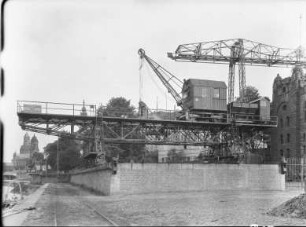 Staatliches Fernheiz- und Elektrizitätswerk Dresden, Verladebrücke mit Drehkran Fernheizwerks an der Elbe beim Hotel Bellevue