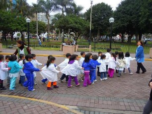 Lima - Miraflores - Gruppe von Kleinstkindern im Park : Kleinstkinder werden von zwei Erzieherinnen durch einen Park geführt. Aufgenommen am 8. September 2011 im Vorort Miraflores am Pazifik