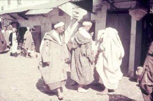 Reisefotos Ägypten. Straßenszene mit Einheimischen und Touristen