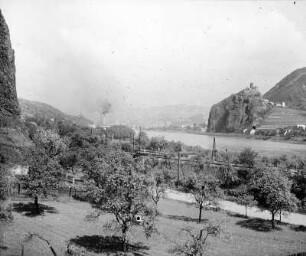 Böhmisches Mittelgebirge. Blick auf Workotsch (Vrkoc) und Burg Schreckenstein